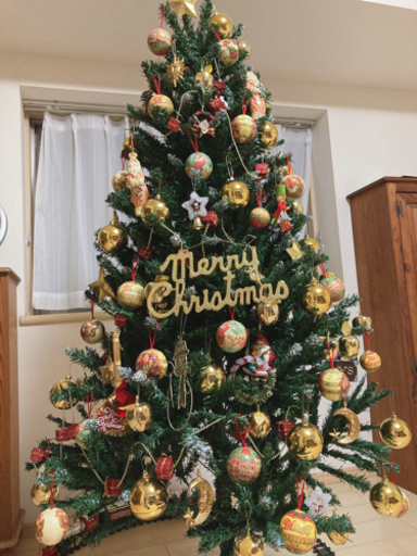 クリスマスツリーのオーナメントとライト