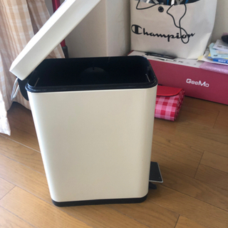 【受け渡し者選定済み】ペダル式　ゴミ箱　無料で譲りますの画像