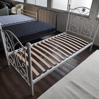 ロココ調シングルベッド　マットレスニトリ　白『美品中古』　【リサイクルショップサルフ】の画像