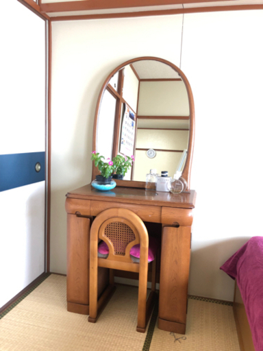 ダブルベッドと椅子付きスツール