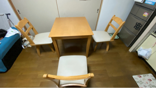 値下げしました！テーブルセット（イス3脚）　伸縮可能！イス回転します！