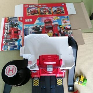 トミカ　変形ファイヤーステーション