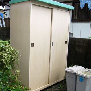 スチール物置譲ります。幅１３２，５ｃｍ