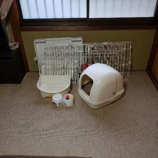 キャットケージ、トイレ２つ等の画像