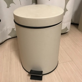 ニトリ　ペダル式のゴミ箱　5L