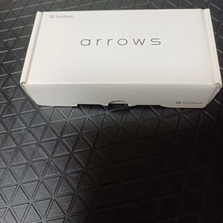 現行製品③★バージョンアップで、ほぼ＝OSが11にアップ★ダメもと交渉OK★即使用★美品★ほぼ新品スマホ★富士通 ARROWS 801FJ(本体＋おまけ＝新品＊梱包箱のみ★説明書＝ネット入手OK★ACケーブル＝110円ショップで多数販売されています(タイプ＝C)★画面は新品同様綺麗★OS最新Verup済★PayPay対応★WiFi  ★互換製品多数あり 完動品ですがジャンク扱いで！逆光画像★返品不可★必ず、プロフィール参照願います！★お返事＝可能な限り迅速にさせて頂きます！の画像