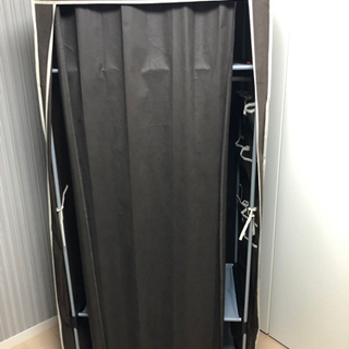 開閉しやすいカーテン式ワードローブの画像