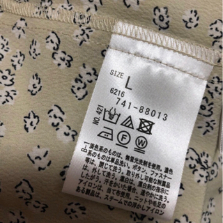 新品　ワールド　小花柄ブラウスの画像