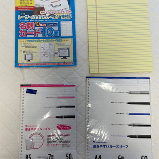 文房具、ノート、輪ゴムなどの画像