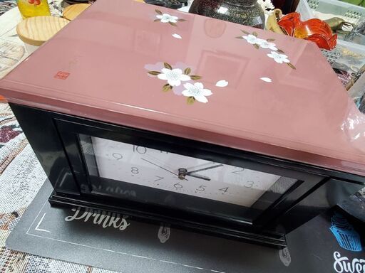 鏡と時計付きの小物入れです