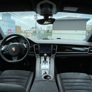 ポルシェ　パナメーラ　GTS　左ハンドル／スポーツエグゾースト／アルカンターラ／全席ヒーター／ワンオーナー／ディーラー車／ユーザー買取車／赤ステッチ／ターボアルミ／ピレリＰ　ＺＥＲＯ／ＢＯＳＥサウンドシステムの画像