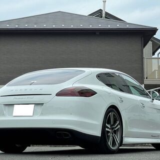 ポルシェ　パナメーラ　GTS　左ハンドル／スポーツエグゾースト／アルカンターラ／全席ヒーター／ワンオーナー／ディーラー車／ユーザー買取車／赤ステッチ／ターボアルミ／ピレリＰ　ＺＥＲＯ／ＢＯＳＥサウンドシステムの画像