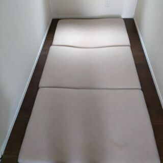マットレスと折り畳みテーブル