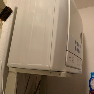 TOSHIBA 衣類乾燥機とラックのセットの画像