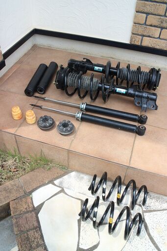 【低走行】2006年式　CC25セレナの純正サスペンション