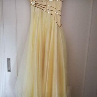 黄色 Aラインステージドレスの画像