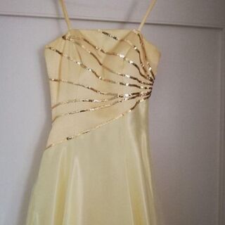 黄色 Aラインステージドレスの画像