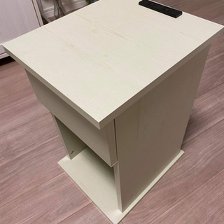 ✴︎美品✴︎サイドテーブル(コンセント付き)の画像