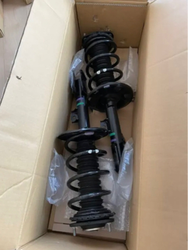 新品未使用　【トヨタ純正 ZWR80】NOAH ハイブリッド(後期)用サスペンション１台分