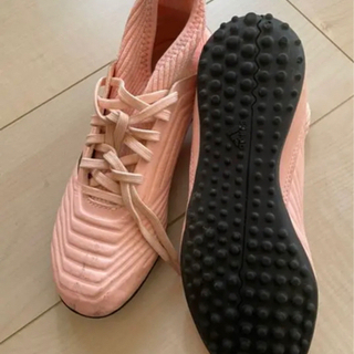 adidas サッカートレーニングシューズ の画像