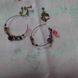 揺れるモチーフのイヤリング