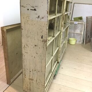 只今商談中です！アンティーク、シャビーです、大きな古いガラス戸棚の画像