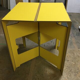 折りたたみテーブル。しっかりしています。