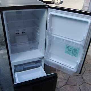 人気ブラック　動作品　おまけ多数付き　MITSUBISHI ノンフロン冷凍冷蔵庫 MR-Ｐ15T-B 全定格内容量 146L　扇風機　電子レンジ　ストーブ付の画像