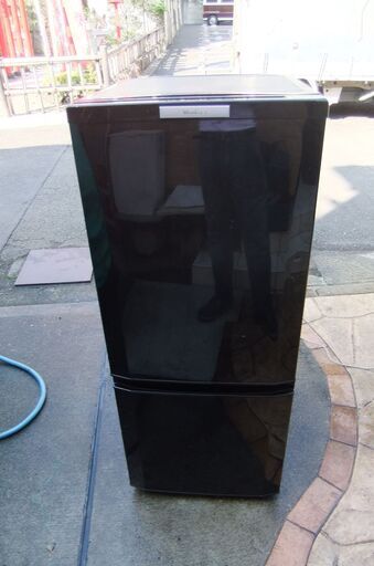 人気ブラック　動作品　おまけ多数付き　MITSUBISHI ノンフロン冷凍冷蔵庫 MR-Ｐ15T-B 全定格内容量 146L　扇風機　電子レンジ　ストーブ付