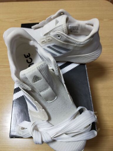 新品アディダスレディース　スニーカー