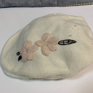 ニットのハンチング 白 お花付き