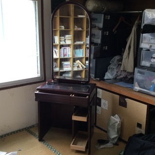 取りに来られる方。ドレッサー差し上げます。