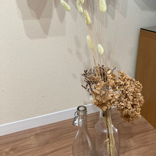 ドライフラワーとビン2本