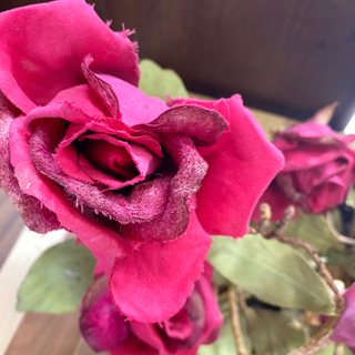 かごと造花のセットの画像
