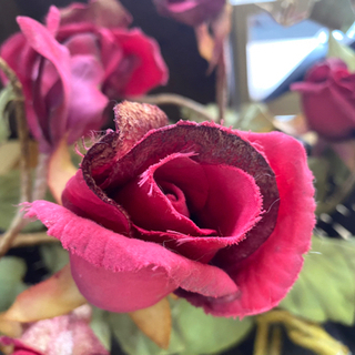 かごと造花のセットの画像