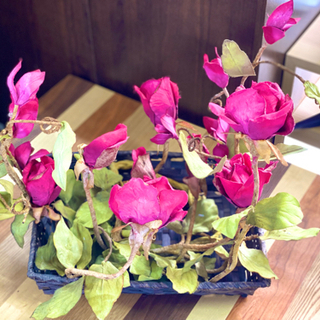 かごと造花のセットの画像