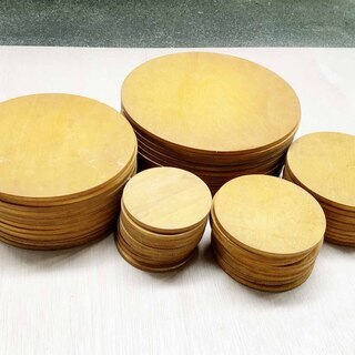 丸くカットされた木【画家のアトリエより】の画像