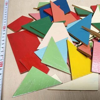 カラフルに着色された木片【画家のアトリエより】 の画像