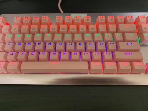 ピンクのメカニカルゲーミングキーボード