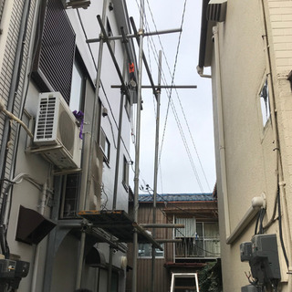 エアコン工事　難工事　お任せ下さい　3階立ちおろし　足場仮設　千...