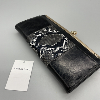スパイアルガール蛇柄長財布