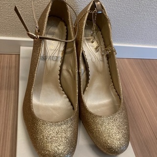 【アクシーズファム】ウェディング　ドレス　ゴールドパンプス