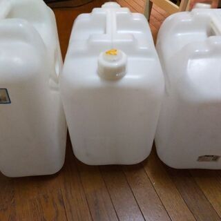 ポリタンク3つ　20L