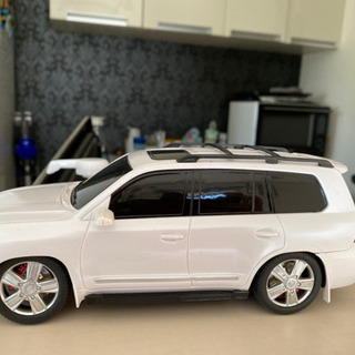 車の模型　本当はラジコンでしたがコントローラは消えました。