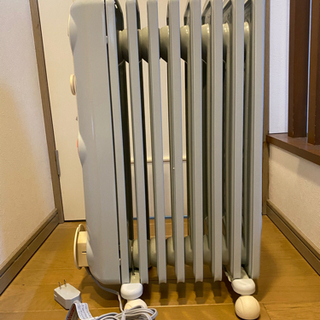 デロンギオイルヒーターJR0812美品  トップハンガー付きの画像