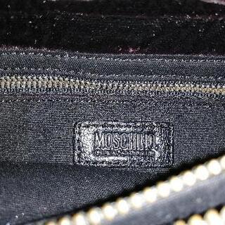 MOSCHINOとCOACHのバッグの画像