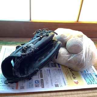 野球のグローブとボール MIZUNOの画像