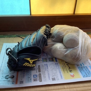 野球のグローブとボール MIZUNOの画像