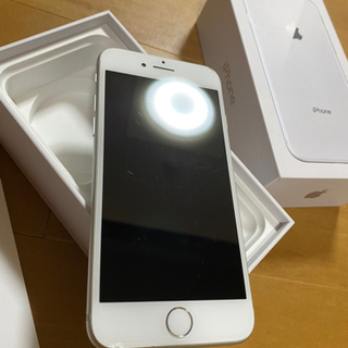 〈値下げしました〉iPhone 8 Silver 256 GB au 背面割れ