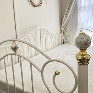 白色レトロ調シングルベッド＆マット1セット１万円!!✨２セット購入で割引あり✨　引越しの為9/28まで家具/家電大量処分✨の画像